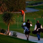 Gli studenti della scuola France Langue Biarritz giocano a golf