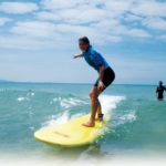 Gli studenti della scuola France Langue Biarritz fanno surf
