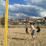 Gli studenti della scuola France Langue Biarritz giocano a beachvolley