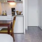 Un angolo cottura dell'apart'hotel con la piscina sul tetto a Nizza