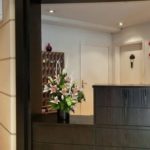 La reception dell'apart'hotel con la piscina sul tetto a Nizza