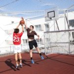 Il campo da basket sul tetto degli appartamenti degli studenti della scuola Collegium Palatinum