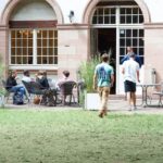 Gli studenti della scuola Collegium Palatinum in giardino
