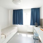 L'interno dell'appartamento con una stanza da letto degli appartamenti degli studenti della scuola Collegium Palatinum