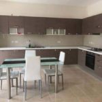 La cucina di un appartamento nel Residence Superior della scuola BELS di Gozo, Victoria