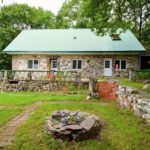 Un tipico cottage di pietre a Elizaville, stato di New York, vicino Camp Eagle Hill