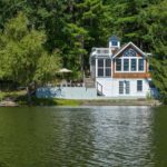 Una tipica casa di villeggiatura sul lago a Elizaville, stato di New York, vicino Camp Eagle Hill
