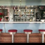 I classici sgabelli del restaurato Elizaville Diner, stato di New York, vicino Camp Eagle Hill