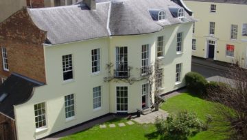 English language course inlingua Chentenham school study learn vacation professional business adults England UK