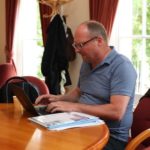 Uno studente di business della scuola Inlingua Cheltenham nella student lounge