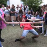 Gli studenti della scuola Inlingua Cheltenham durante un'attività pomeridiana in giardino
