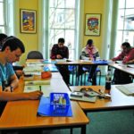 Gli studenti del corso di Inglese Generale della scuola Inlingua Cheltenham nella loro classe