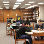 La biblioteca della FLS International New York/St. Peter's University 