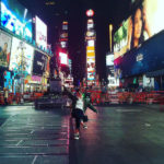 Una studentessa della FLS New York in visita a Broadway, New York