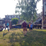 Studenti della FLS New York che giocano a pallavolo nel campus