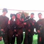 Studenti della FLS New York che giocano a paintball