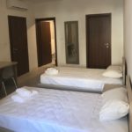 La stanza da letto degli appartamenti Astolat Mansions senza vitto