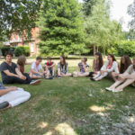 Una classe sul prato a Richmond, the American University