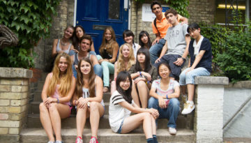 corsi-di-inglese-centri-estivi-per-ragazzi-giovani-in-inghilterra-in-college-famiglia-studio-cambridge-sir-michael-social-media-global-leaders