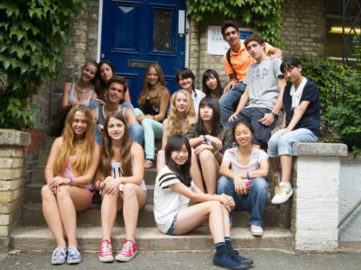 corsi-di-inglese-centri-estivi-per-ragazzi-giovani-in-inghilterra-in-college-famiglia-studio-cambridge-sir-michael-social-media-global-leaders
