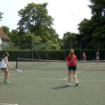 Gli studenti della Sir Christopher giocano a tennis