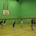 Gli studenti della Sir Christopher giocano a basketball