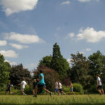 Gli studenti della Sir Christopher giocano a football