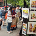 Studenti della FLS Boston durante lo shopping a Newbury Street