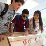 Studenti della FLS Boston durante lo shopping presso l'Apple store