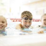 Gli studenti della Whitgift Summer School in piscina