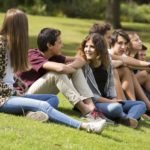 Gli studenti della Whitgift Summer School mentre si rilassano nel parco