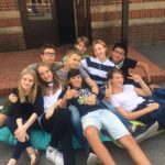 Gli studenti della Whitgift Summer School si rilassano nel campus