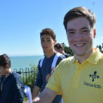 Gli studenti di Earlscliffe passeggiano sul lungomare Leas a Folkestone