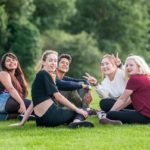 Gli studenti della scuola More Than English summer school nel parco