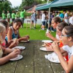 Gli studenti della scuola More Than English summer school durante u barbecue