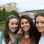 Gli studenti della scuola More Than English summer school durante un'escursione a Bath