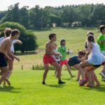 Gli studenti della scuola More Than English summer school durante un'attività di gioco