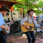 Un suonatore di strada al centro di Asheville, Carolina del Nord.
