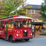 Un trenino per il tour del centro di Asheville, Carolina del Nord.