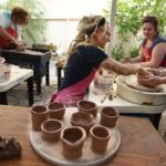 Un'esperienza di ceramica presso il River Arts District ad Asheville, Carolina del Nord.