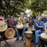 Il circolo settimanale del tamburo del venerdì ad Asheville, Carolina del Nord.