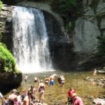 Nuotare sotto la cascata fuori da Asheville, Carolina del Nord.