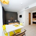 Una stanza da letto di un appartamento indipendente della scuola York Associates