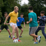 Gli studenti della Discovery Summer Radley giocano a calcio
