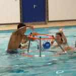 Gli studenti della Discovery Summer Radley giocano a basket in acqua