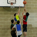 Gli studenti della Discovery Summer Radley giocano a basket