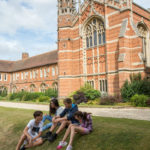 Gli studenti della Discovery Summer Radley si rilassano in giardino