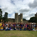 Gli studenti della Discovery Summer Radley si rilassano in giardino