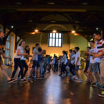 Gli studenti della Discovery Summer Radley durante l'attività serale Ceilidh