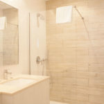 Il bagno di una stanza per i ragazzi nel Salini Resort